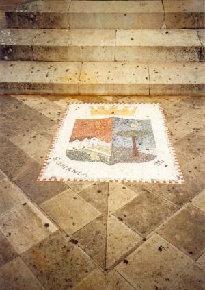 piazza Giuseppe Pisanelli - Stemma del Comune di Tricase  a mosaico, realizzato nel 1991 dal tricasino Giuseppe Orlando