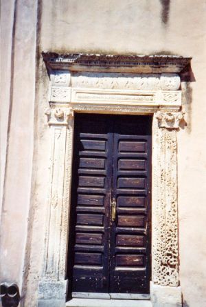 piazza Madonna delle Grazie - Chiesa della Madonna delle Grazie - Prospetto frontale - Portale laterale