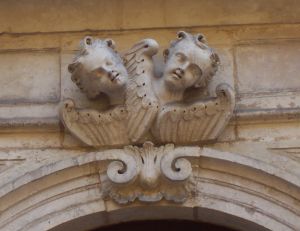 Tricase - via Gioacchino Toma - Palazzo Caputo (1768) - Putti sul portale
