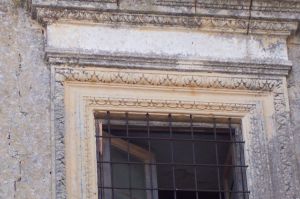 Tutino-Castello dei principi di Trane (XVI secolo) -Prospetto frontale-Particolare della settima finestra del primo piano partendo da sinistra con scritta latina: