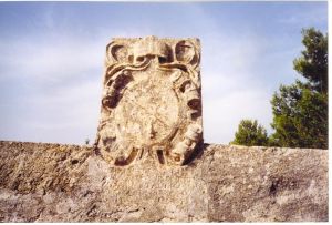 Cripta della Madonna del Gonfalone - Stemma del vescovo Pendinelli sul portale di ingresso 