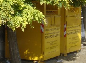 Tricase - Contenitori gialli per la racoclta di scarpe, accessori, indumenti usati