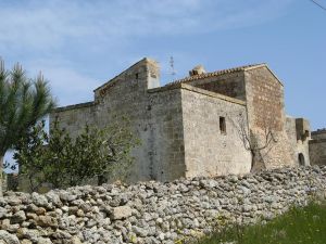 Prospetto frontale e laterale di un'antica masseria