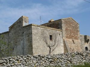 Prospetto frontale e laterale di un'antica masseria