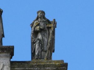 piazza Giuseppe Pisanelli - Chiesa di San Domenico - Statua di Santa sul prospetto frontale