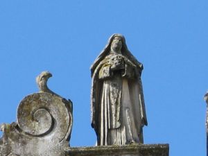 piazza Giuseppe Pisanelli - Chiesa di San Domenico - Statua di Santa sul prospetto frontale