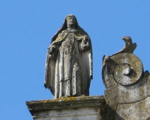 piazza Giuseppe Pisanelli - Chiesa di San Domenica - Statua di Santa sul prospetto frontale.