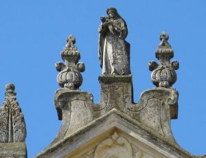 Piazza Giuseppe Pisanelli - Chiesa di San Domenico - Statua di Santa sul prospetto frontale.