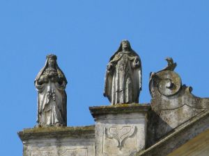 Piazza Giuseppe Pisanelli - Chiesa di San Domenico - Statue di Sante sul prospetto frontale 