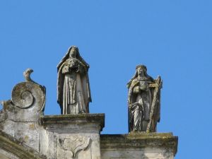 Piazza Giuseppe Pisanelli - Chiesa di San Domenico - Statue di Sante sul prospetto frontale 