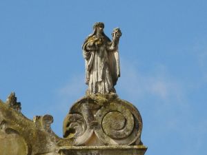 Piazza Giuseppe Pisanelli - Chiesa di San Domenico - Statua di Santa sul prospetto frontale