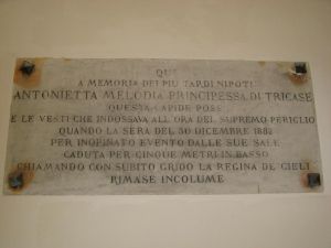 Lapide apposta all'interno del Santuario dell'Assunta dai nipoti di Antonietta Melodia per ricordare la caduta, senza conseguenze, da un'altezza di 5 metri, dal castello dei Gallone della principessa