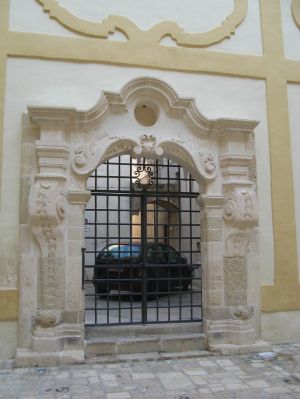 Tricase - piazza Giuseppe Pisanell - Atrio di palazzo Gallone - Portale