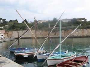 Piccola imbarcazione nel porto