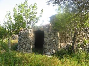 Curte scoperta e uno scorcio di una vecchia paiara nei pressi del Santuario della Madonna di Fatima
