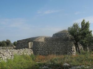 Curte scoperta e uno scorcio di una vecchia paiara nei pressi del Santuario della Madonna di Fatima