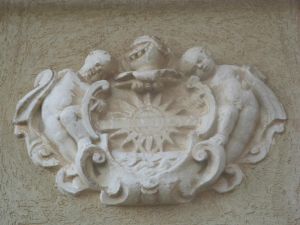 Sant'Eufemia - piazza Sant'Eufemia - Palazzo Resci - Stemma della famiglia Resci sul prospetto frontale