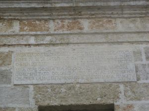 Chiesa di Santa Croce - Prospetto frontale - Scritta sul portale di ingresso