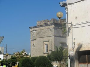 piazza Girolamo Comi - Uno scorcio del castello degli Alfarano - Capece