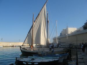 Tricase Porto - 12 maggio 2007 - ore 17,30 circa -  E' stata  issata la prima vela del Caicco Portus Veneris
