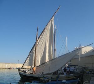 Tricase Porto - 12 maggio 2007 - ore 17,40 - Viene  issata la seconda vela del Caicco Portus Veneris