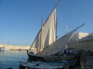 Tricase Porto - 12 maggio 2007 - ore 17,40 - Viene  issata la seconda vela del Caicco Portus Veneris