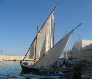 Tricase Porto - 12 maggio 2007 - ore 17,40 - Viene  issata la seconda vela del Caicco Portus Veneris