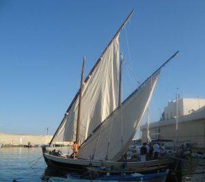 Tricase Porto - 12 maggio 2007 - ore 17,40 - Viene  issata la seconda vela del Caicco Portus Veneris