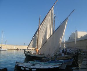 Tricase Porto - 12 maggio 2007 - ore 17,40 - Viene  issata la seconda vela del Caicco Portus Veneris