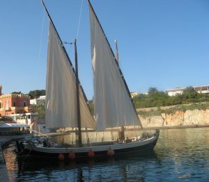 Tricase Porto - 12 maggio 2007 - ore 17,40 - Issata la seconda vela del Caicco Portus Veneris