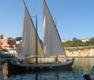 Tricase Porto - 12 maggio 2007 - ore 17,40 - Issata la seconda vela del Caicco Portus Veneris