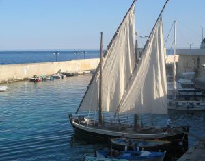 Tricase Porto - 12 maggio 2007 - ore 17,40 - Issata la seconda vela del Caicco Portus Veneris