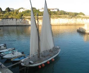 Tricase Porto - 12 maggio 2007 - ore 17,40 - Issata la seconda vela del Caicco Portus Veneris