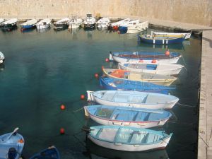 Piccole imbarcazioni nel porto