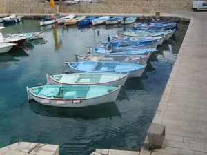 Piccole imbarcaziobni nel porto