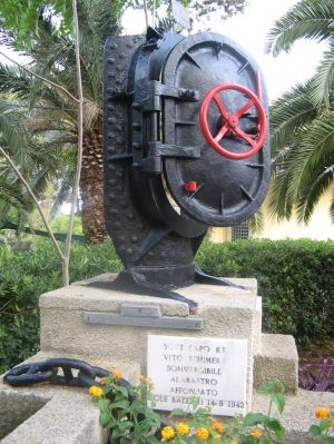 Marina Serra - Largo Assunzione - Monumento ai Caduti del Mare 