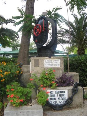 Marina Serra - Largo Assunzione - Monumento ai Caduti del Mare 