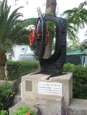 Marina Serra - Largo Assunzione - Monumento ai Caduti del Mare 