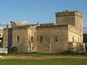 Lucugnano - Prospetto laterale del  castello degli Alfarano - Capece