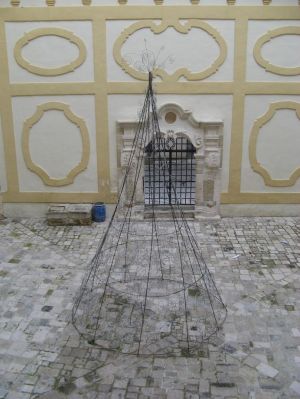 Tricase - 10 dicembre 2008 -  Atrio palazzo Gallone - un'opera in ferro raffigurante la 