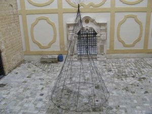 Tricase - 10 dicembre 2008 -  Atrio palazzo Gallone - un'opera in ferro raffigurante la 