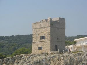 Marina Serra - Un suggestivo  scorcio della torre costiera Palane visto dal mare