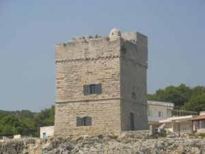 Marina Serra - Un suggestivo scorcio della torre costiera Palane visto dal mare