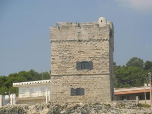 Marina Serra - Un suggestivo scorcio della torre costiera Palane visto dal mare