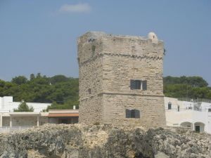 Marina Serra - Un suggestivo scorcio della torre costiera Palane visto dal mare