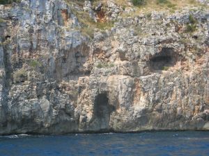 Marina Serra - Singolare scorcio della costa visto dal mare  dopo la grotta 