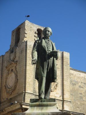 Piazza Giuseppe Pisanelli - Statua di Giuseppe Pisanelli