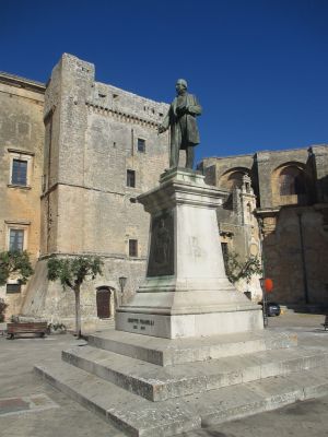 Piazza Giuseppe Pisanelli - Statua di Giuseppe Pisanelli