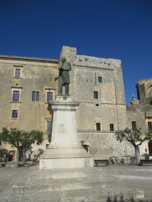 Piazza Giuseppe Pisanelli - Statua di Giuseppe Pisanelli