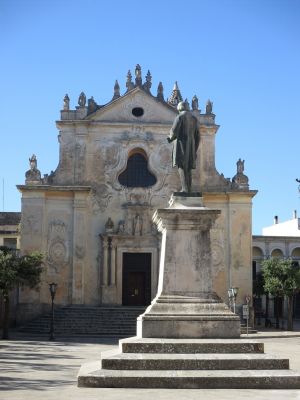 Piazza Giuseppe Pisanelli - Statua di Giuseppe Pisanelli